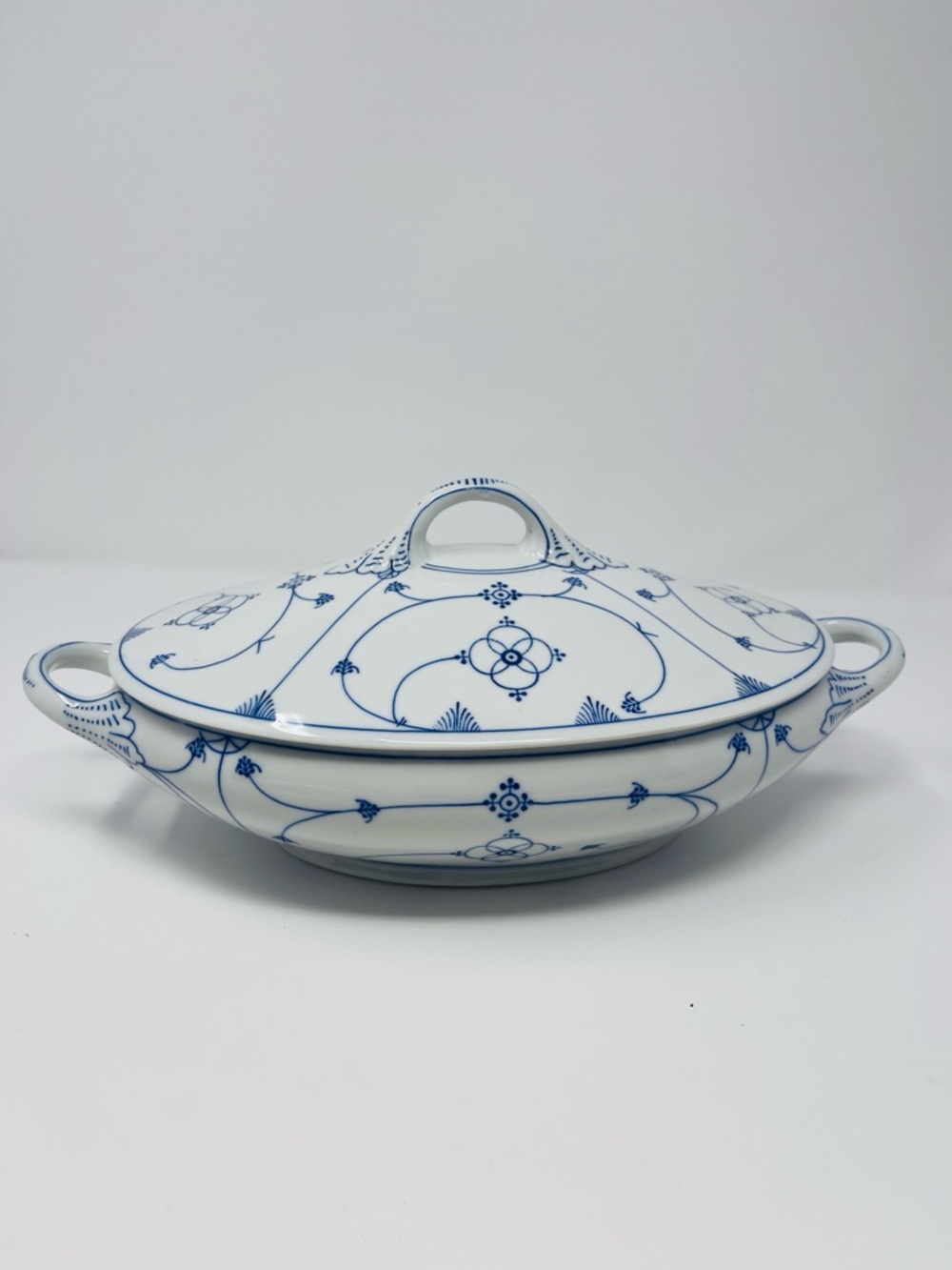 Winterling PM Bavaria “Strawflower Blue” 1.5qt covered casserole.